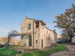 PRESTIGIOUS FARMHOUSE FOR SALE IN THE MARCHE REGION